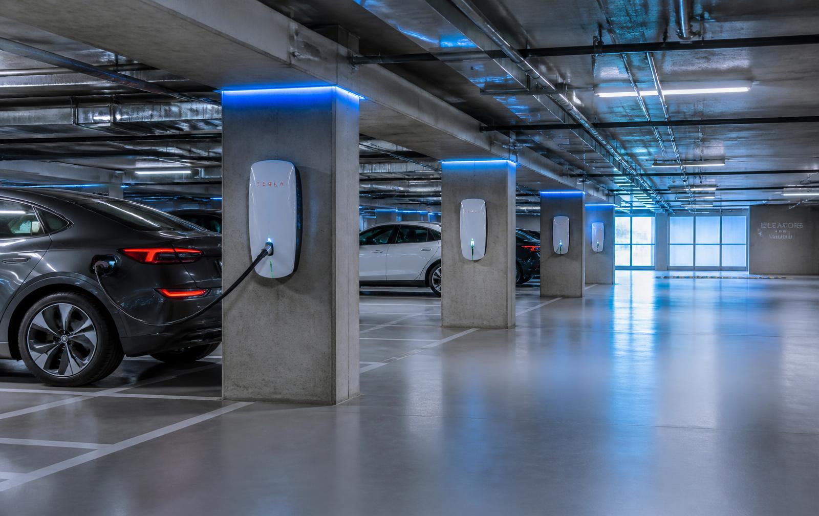Ondergrondse parking met laadpunten aan de kolommen